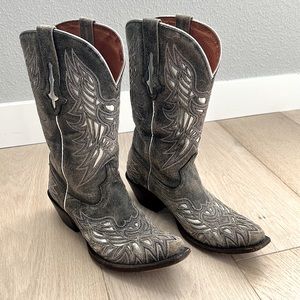 Versatile and on trend cowboy boots 💜